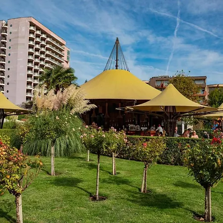 Menada In Royal Apartman