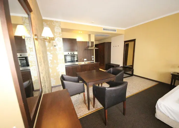 Menada In Royal Apartman